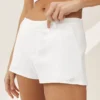 Kort shorts i linneblandning med låg midja i Riviera-stil – vit