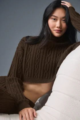Kortärmad turtleneck med kabelstickning från Winter Bliss – Espresso