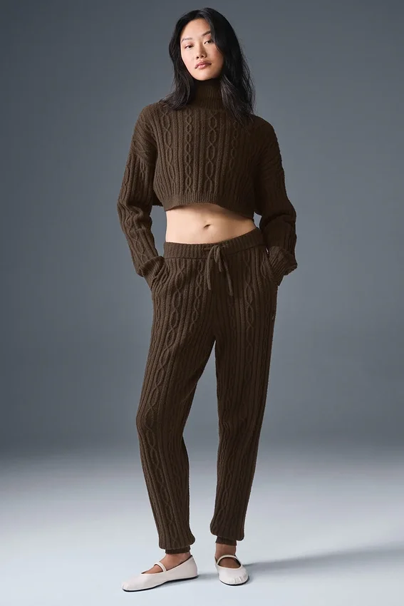 Kortärmad turtleneck med kabelstickning från Winter Bliss – Espresso