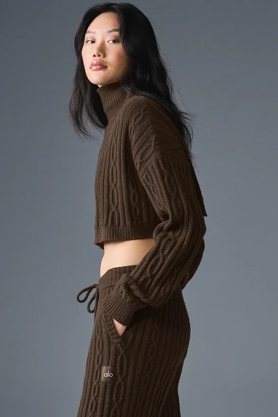 Kortärmad turtleneck med kabelstickning från Winter Bliss – Espresso