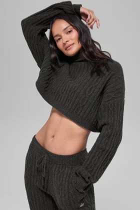 Kortärmad turtleneck med kabelstickning från Winter Bliss – mörk melerad
