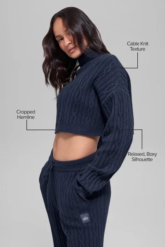 Kortärmad turtleneck med kabelstickning från Winter Bliss – Navy