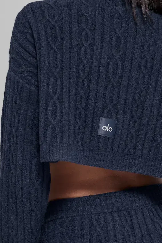 Kortärmad turtleneck med kabelstickning från Winter Bliss – Navy