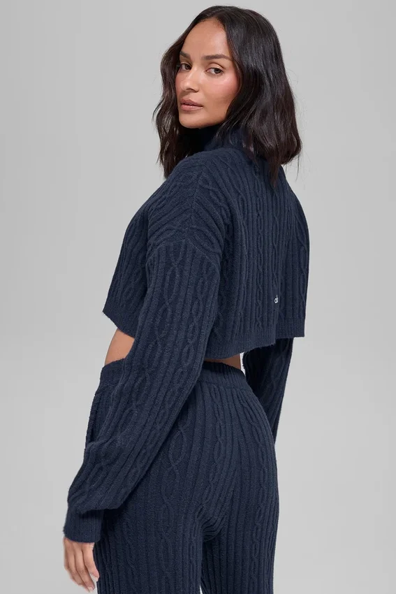 Kortärmad turtleneck med kabelstickning från Winter Bliss – Navy