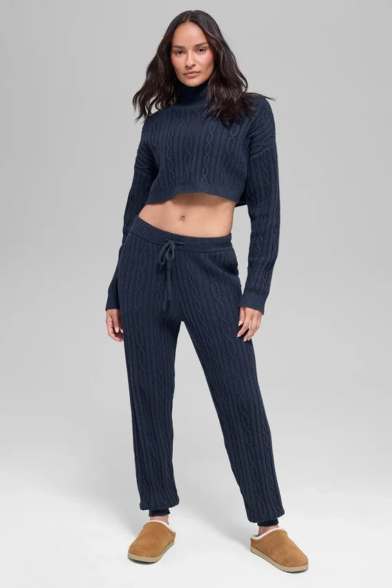 Kortärmad turtleneck med kabelstickning från Winter Bliss – Navy