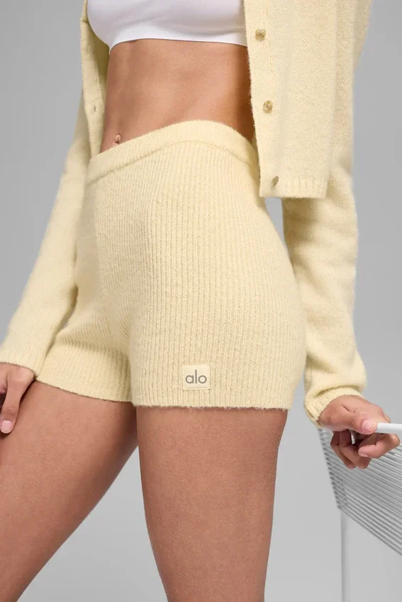Noble Shorts i ull och kashmir med ribbade detaljer – Candlelight Yellow
