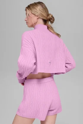 Kortärmad Winter Bliss-tröja med hög hals i kabelstickning – Candy Heart P