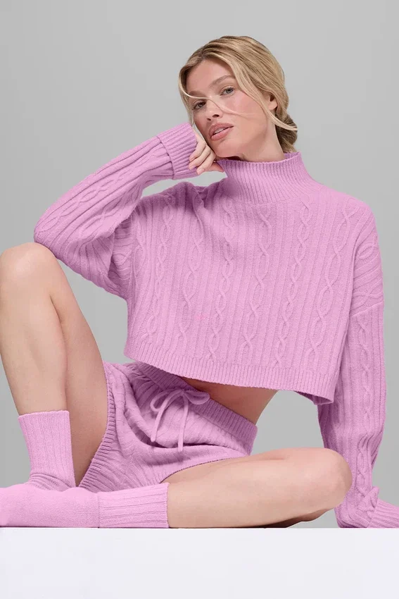 Kortärmad Winter Bliss-tröja med hög hals i kabelstickning – Candy Heart P