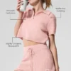 Polo-T-shirt i mjuk kashmir med våffelmönster – rosa kvarts
