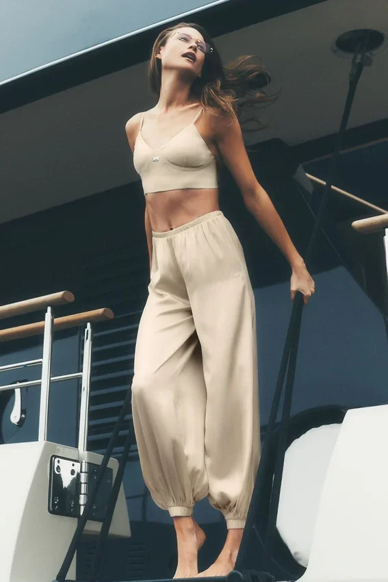 Radiance-byxor i sidenblandning med High-Waist – Sandy Beige