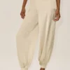 Radiance-byxor i sidenblandning med High-Waist – Sandy Beige