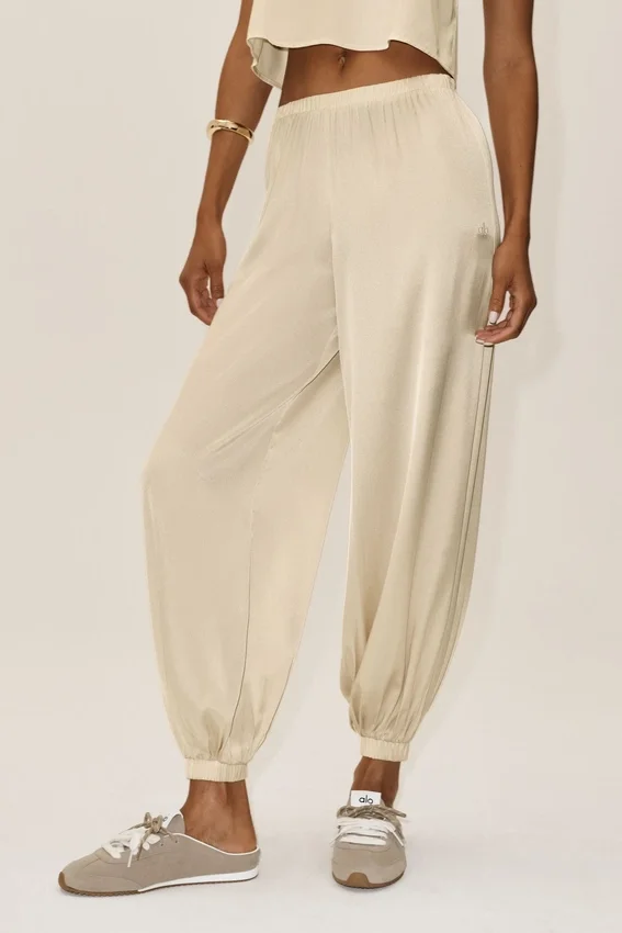 Radiance-byxor i sidenblandning med High-Waist – Sandy Beige