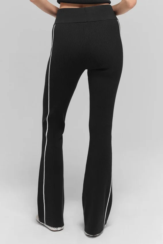 Ribbad stickat Highline Flare-byxa – svart/vit