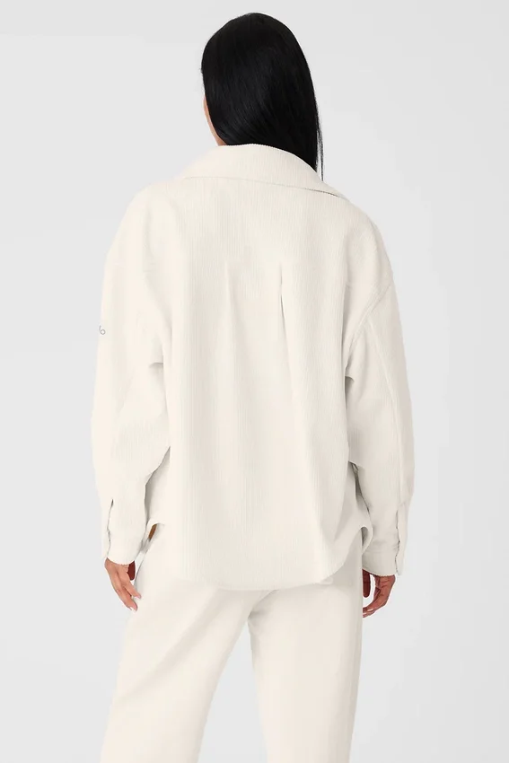 Ribbad velour-shacket ”Mountain Side” – elfenben