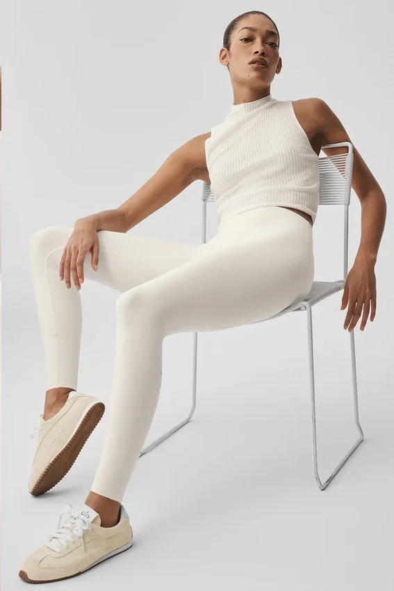 Ärmlös topp i stickat Unwind-material – Ivory