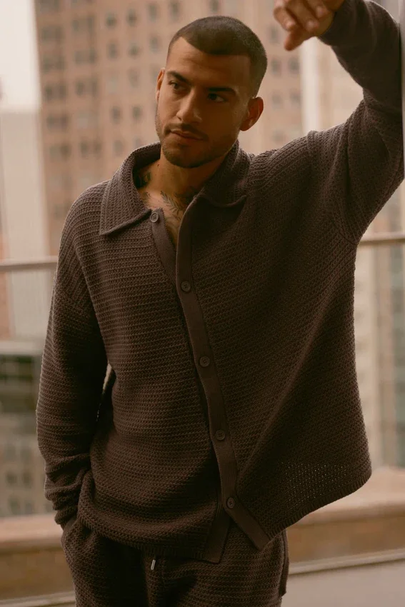 Shift Knit-tröja med knappar och långärmat designelement – Espresso