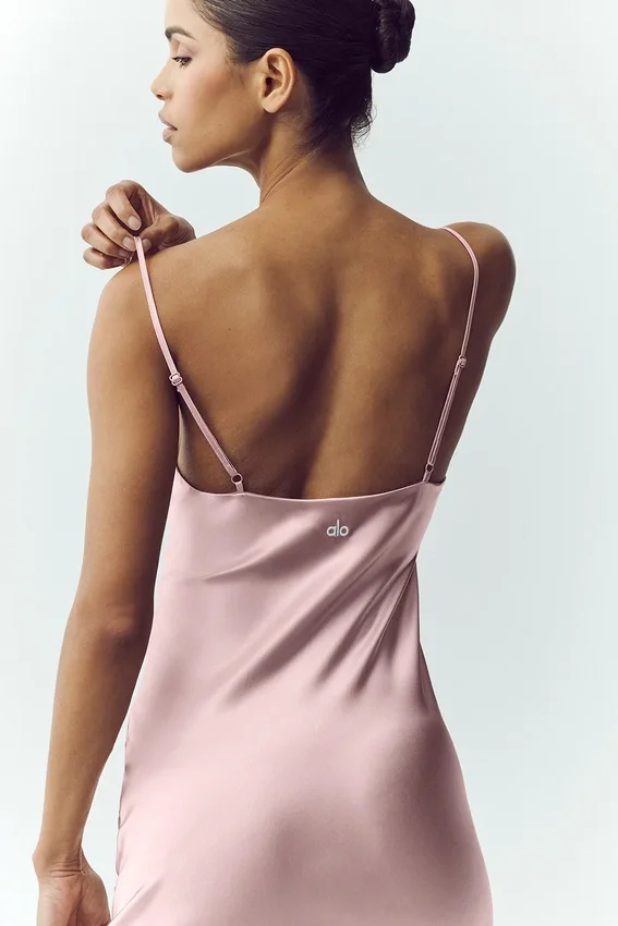 Silkesklänning i lysande färg – rosa champagne