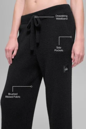 Snuggle Up-tröja och High-Waist-byxor med vida ben – Svart