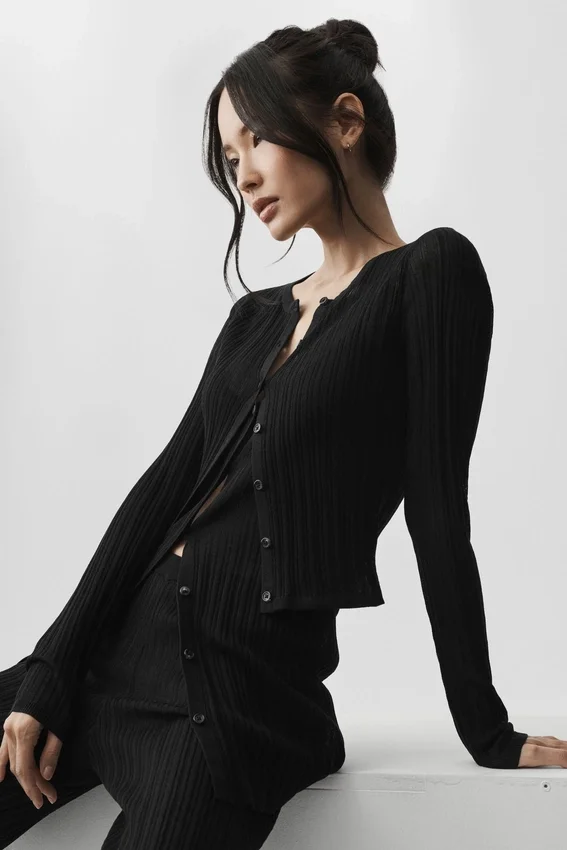 Stickat cardigan – Svart