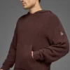 Strickad huvtröja med struktur – Brownstone