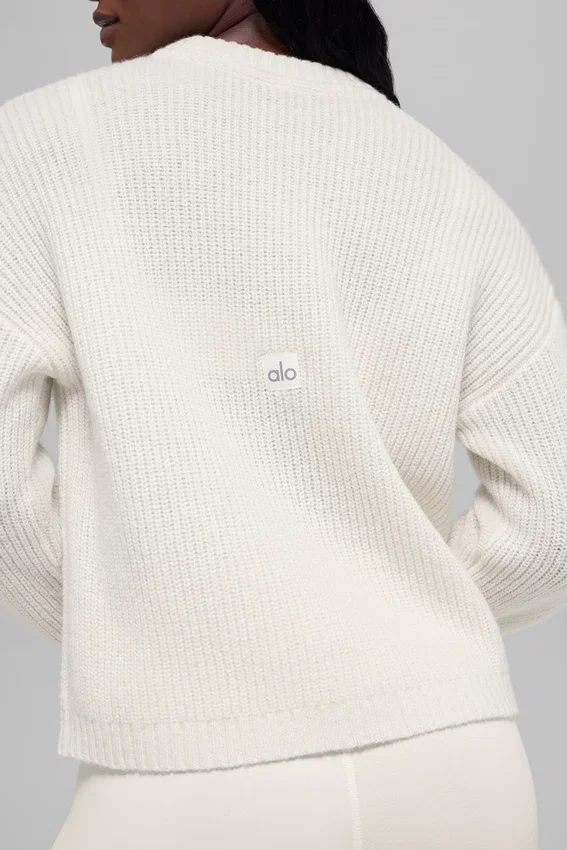 Tröja i ull och kashmir med ribbade detaljer och rund hals – elfenben
