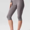 Tvättad High-Waist Alosoft-capri med ikonisk 90-talsstil – Cool Grey Wash