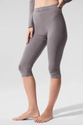 Tvättad High-Waist Alosoft-capri med ikonisk 90-talsstil – Cool Grey Wash