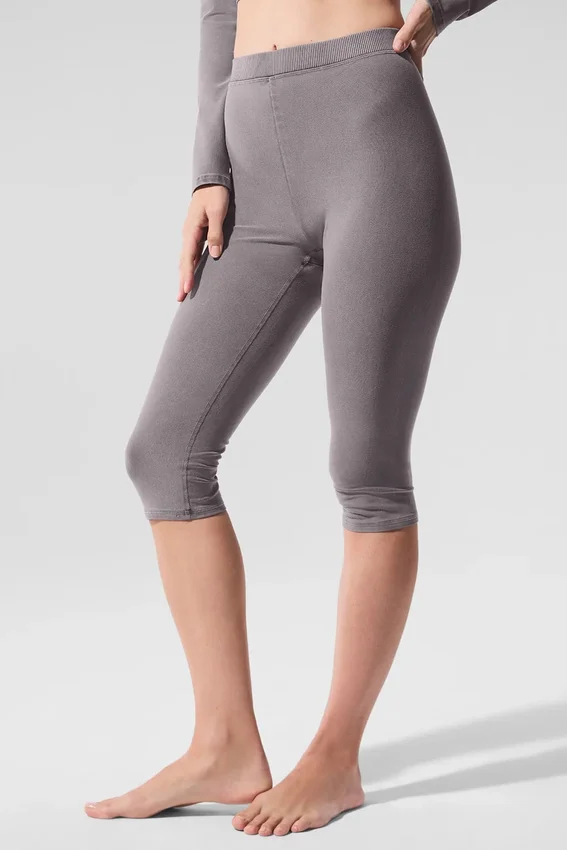 Tvättad High-Waist Alosoft-capri med ikonisk 90-talsstil – Cool Grey Wash