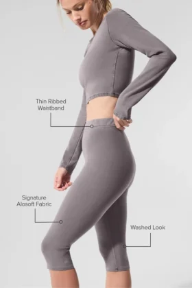 Tvättad High-Waist Alosoft-capri med ikonisk 90-talsstil – Cool Grey Wash