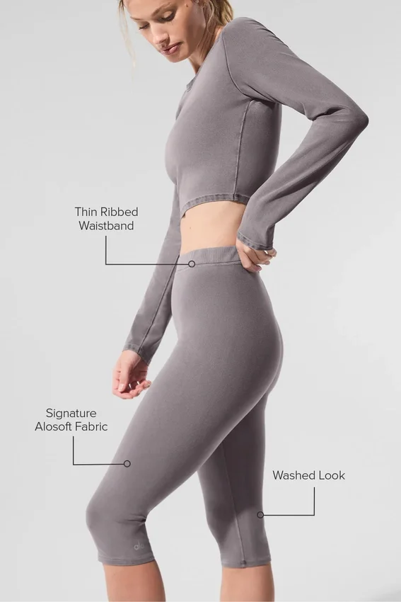Tvättad High-Waist Alosoft-capri med ikonisk 90-talsstil – Cool Grey Wash