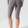 Tvättad High-Waist Alosoft-capri med ikonisk 90-talsstil – Cool Grey Wash