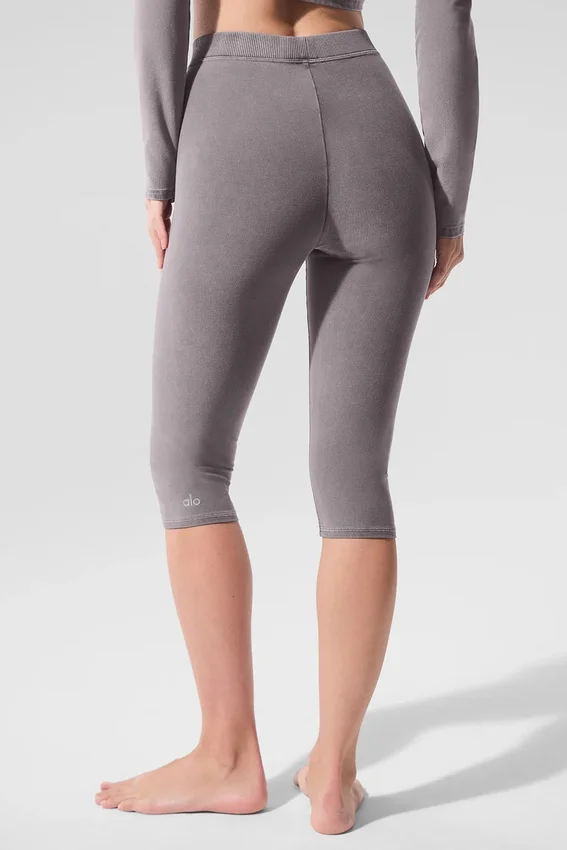 Tvättad High-Waist Alosoft-capri med ikonisk 90-talsstil – Cool Grey Wash