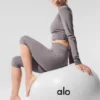 Tvättad High-Waist Alosoft-capri med ikonisk 90-talsstil – Cool Grey Wash