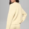 Ull- och kashmirstickat plagg med ribbade detaljer och rund hals – Candlelight Yellow