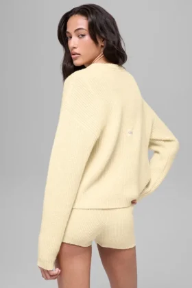 Ull- och kashmirstickat plagg med ribbade detaljer och rund hals – Candlelight Yellow