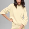 Ull- och kashmirstickat plagg med ribbade detaljer och rund hals – Candlelight Yellow