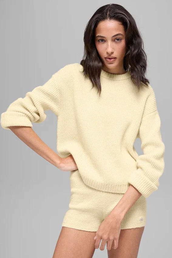 Ull- och kashmirstickat plagg med ribbade detaljer och rund hals – Candlelight Yellow