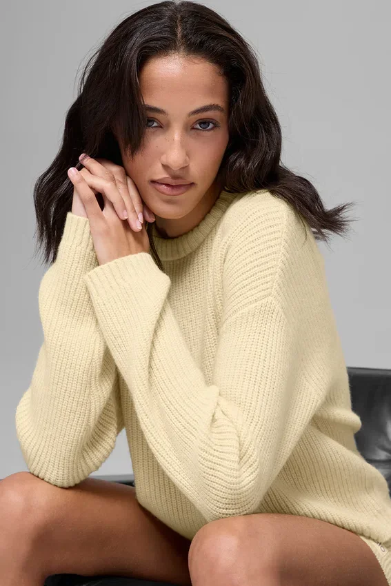 Ull- och kashmirstickat plagg med ribbade detaljer och rund hals – Candlelight Yellow