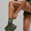 Unisex-strumpor i halvhög modell i retro-stil – olivgrön/vit